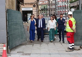 El ministro de Industria y Turismo, Jordi Hereu, visitó esta mañana las obras de la muralla medieval de Avilés.