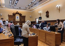 Momento en el que los ediles abandonan el salón de plenos tras la suspensión ordenada por la alcadesa.