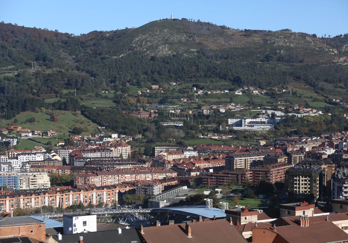 El trazado de la Ronda Norte discurre por la falda del monte Naranco.