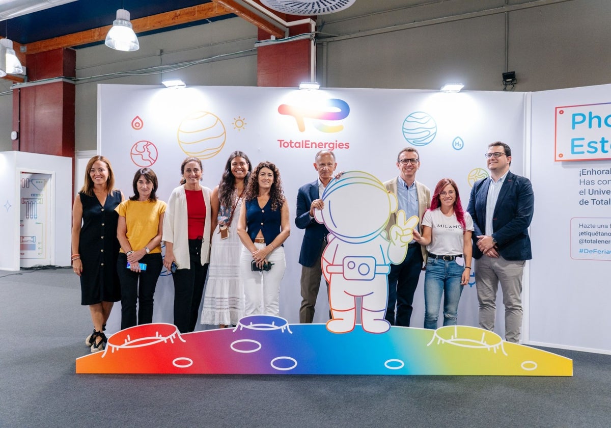 Photocall estelar. Beatriz Fernández, Idoia González, Leticia Castrillón, Paula Sánchez, Susana Cima, Javier Sáenz de Jubera, Luis Girbes, Rocío Pontijas y Bruno Fernández posan en TotalEnergies.