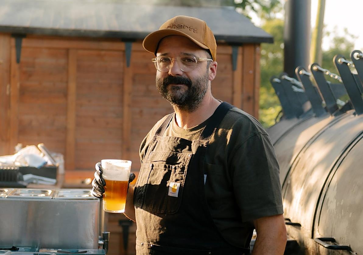 Julián Mora, en plena faena en su ahumador.