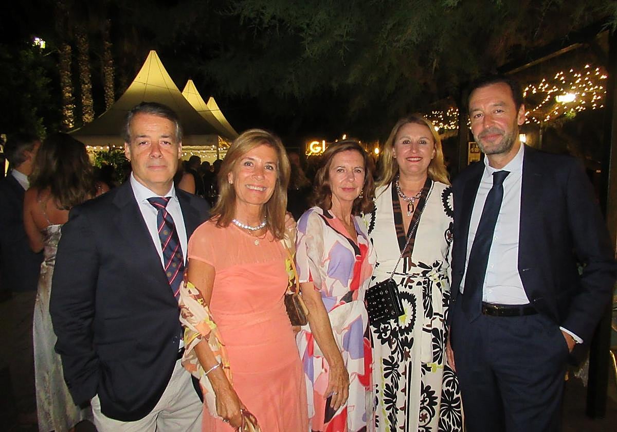 Ignacio Rodríguez –nuevo gerente– y Chema Landa –presidente– con Mercedes Riera, Gloria Álvarez y Marisol Mesa, en la verbena de Santiago organizada por el Real Club Astur de Regatas.