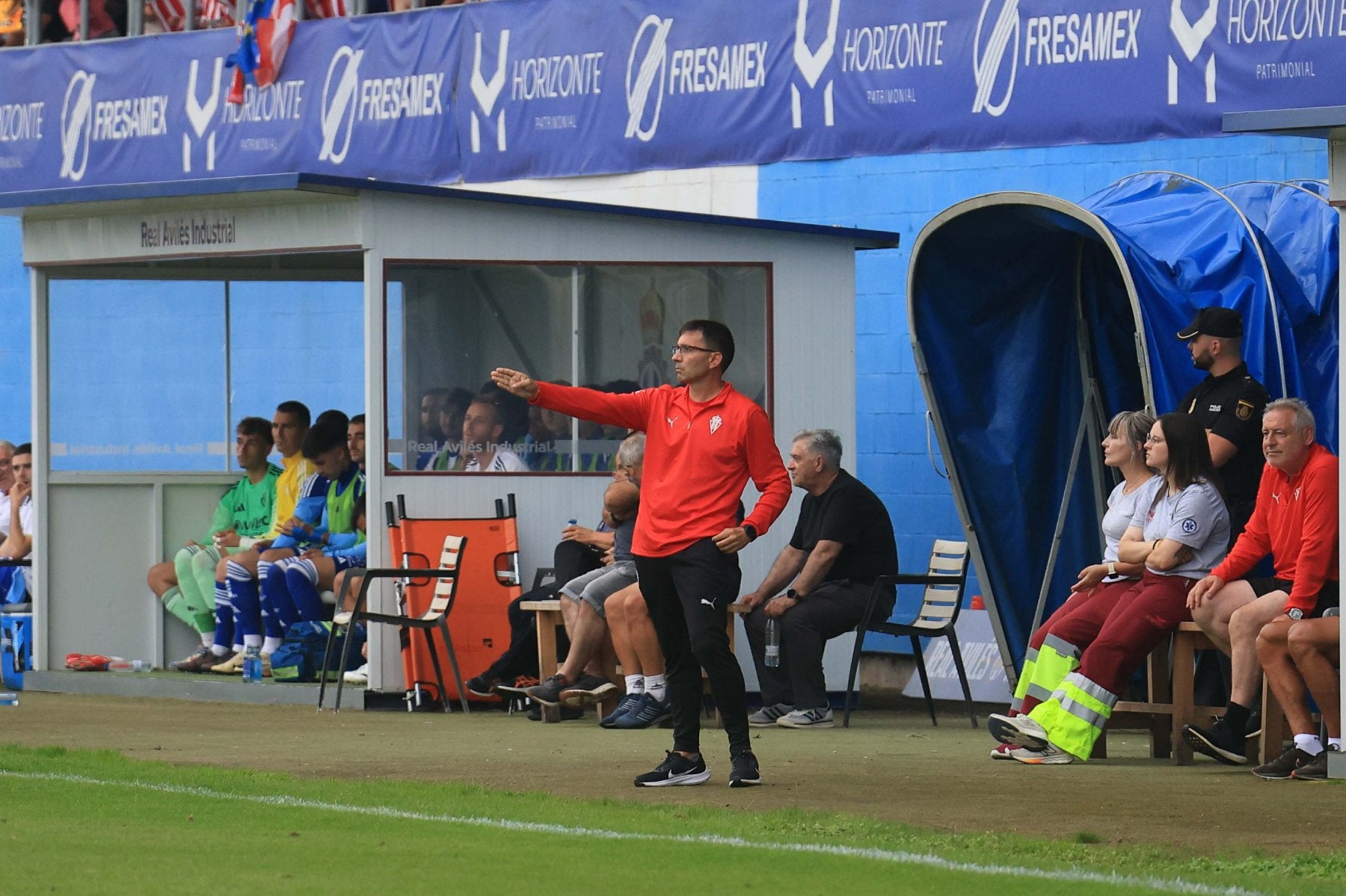 Garitano da indicaciones desde la banda durante el duelo en el Suárez Puerta.