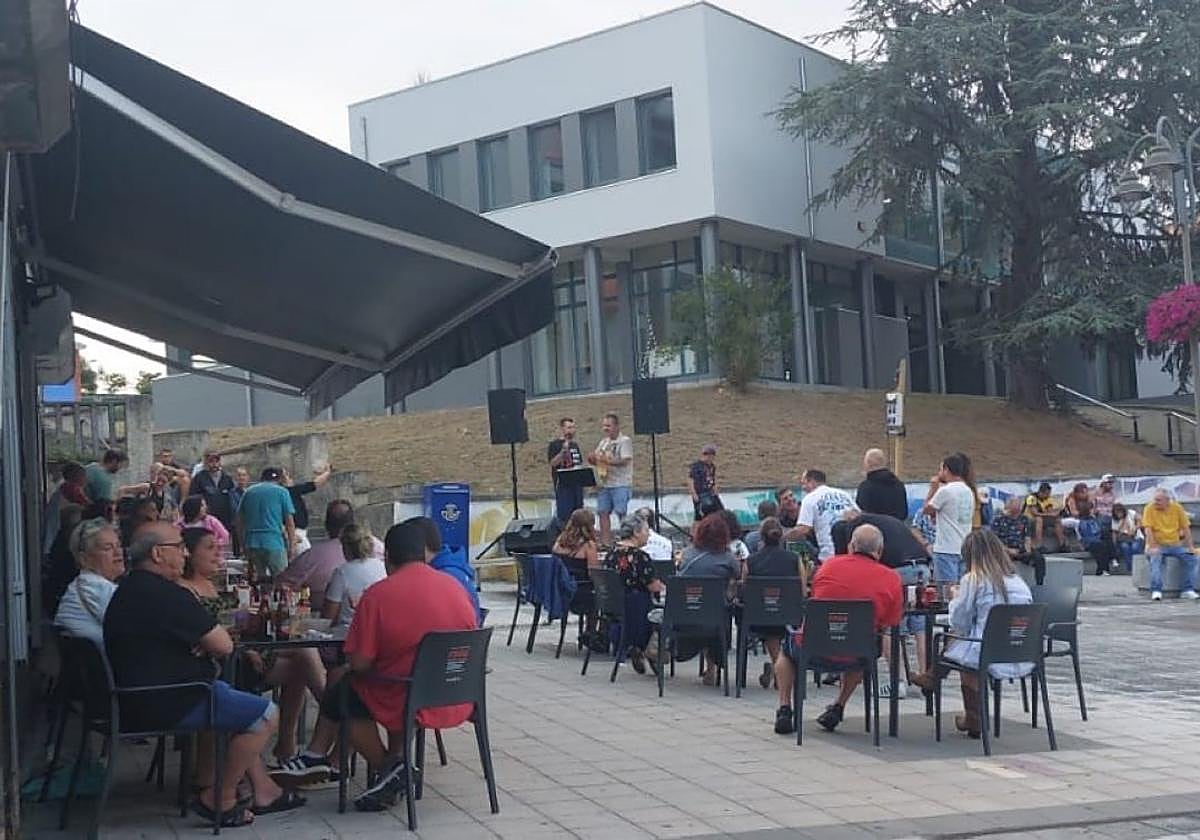 Inicio del concierto del jueves en el barrio de La Luz, frente a la biblioteca.
