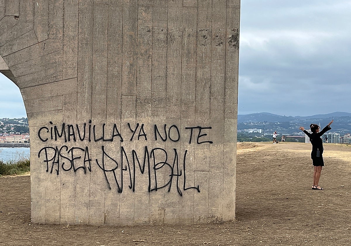 Pintada de grandes trazos realizada en la base del 'Elogio del Horizonte'.