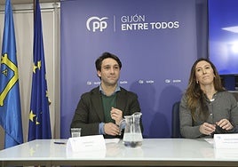 El diputado autonómico del PP al cargo de asuntos económicos y presidente del partido en Gijón, Andrés Ruiz, junto a la vicealcaldesa Ángela Pumariega.