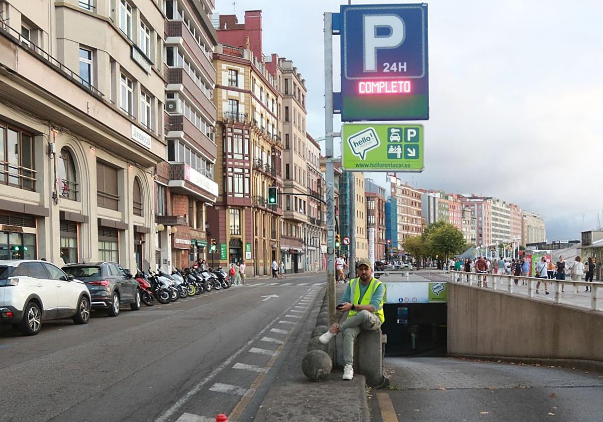 El aparcamiento del espigón de Fomento es uno de los que habitualmente cuelga el cartel de completo estos días.