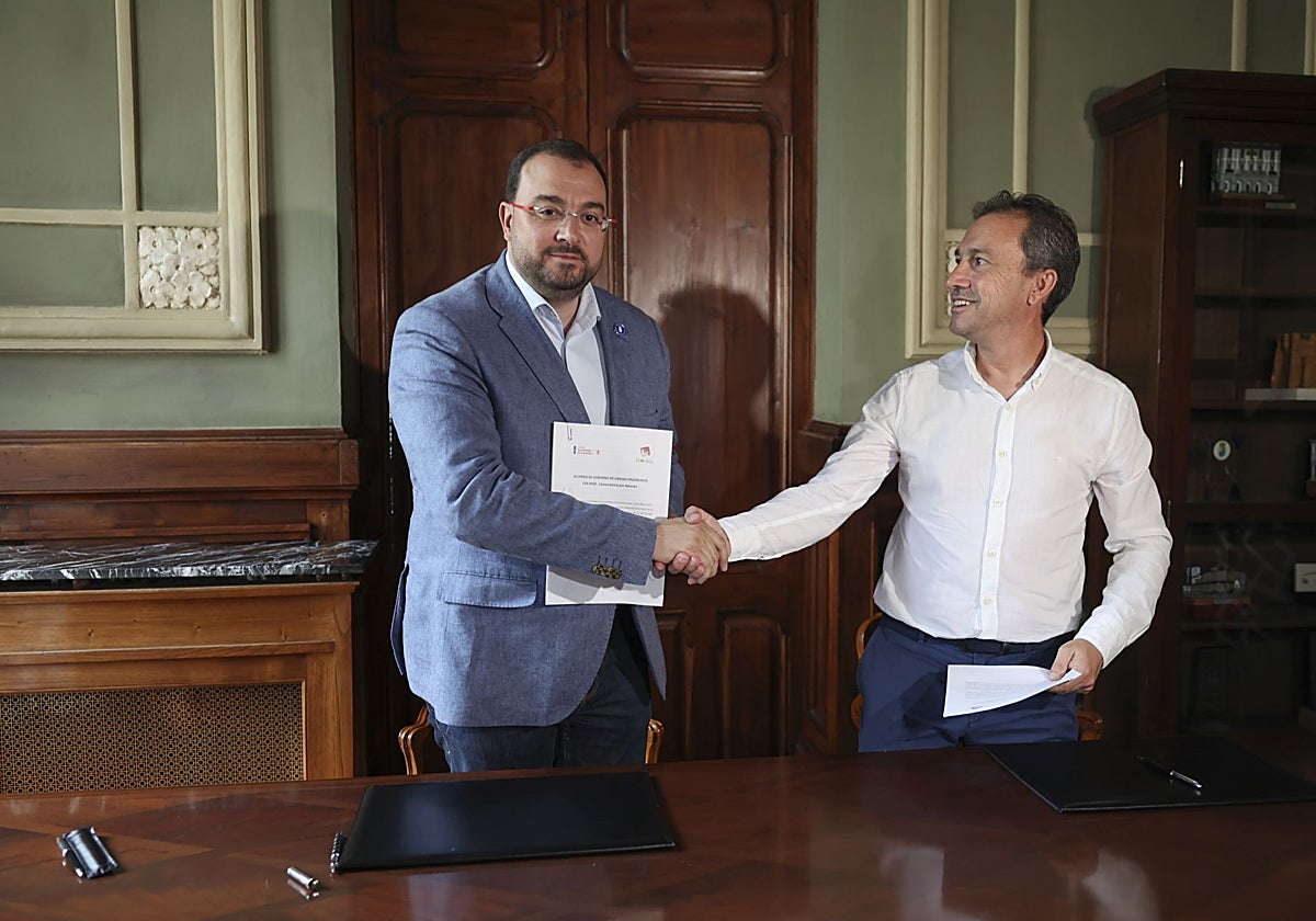 Adrián Barbón y Ovidio Zapico el 28 de julio de 2023, tras firmar el pacto de Gobierno.