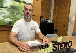 El alcalde de Siero, Ángel García, informando del nuevo saneamiento.