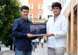 Mateo Magaz y Guillermo Fernández, con su diseño en el ordenador personal.