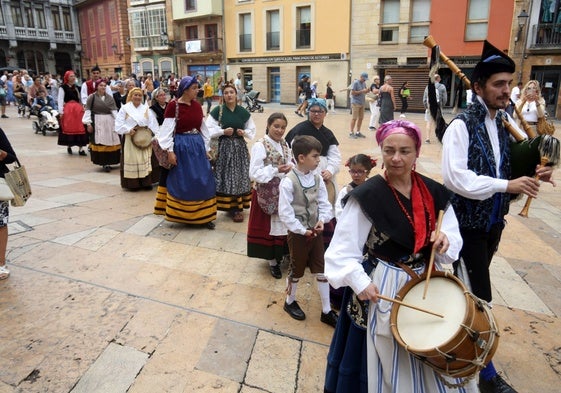 Desfilando por el Oviedo Antiguo.