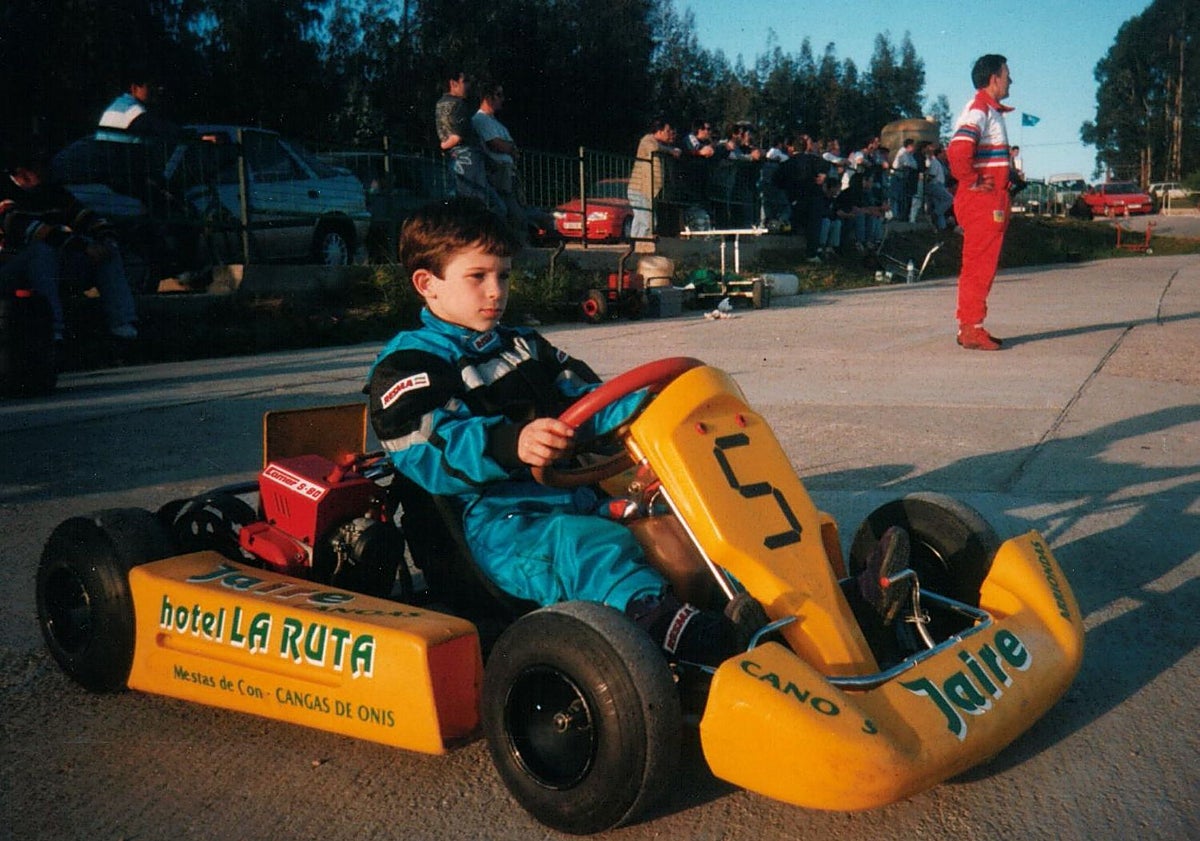 Imagen principal - El piloto cuando era niño; en una exhibición en la calle Uría; y celebrando un triunfo.