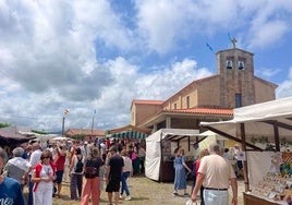 Numeroso público visitó el mercado tradicional de Oles, en Villaviciosa