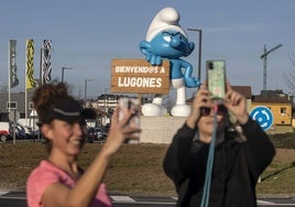 Pitufo Gruñón, al fondo, en la glorieta de acceso a de Lugones desde Oviedo.