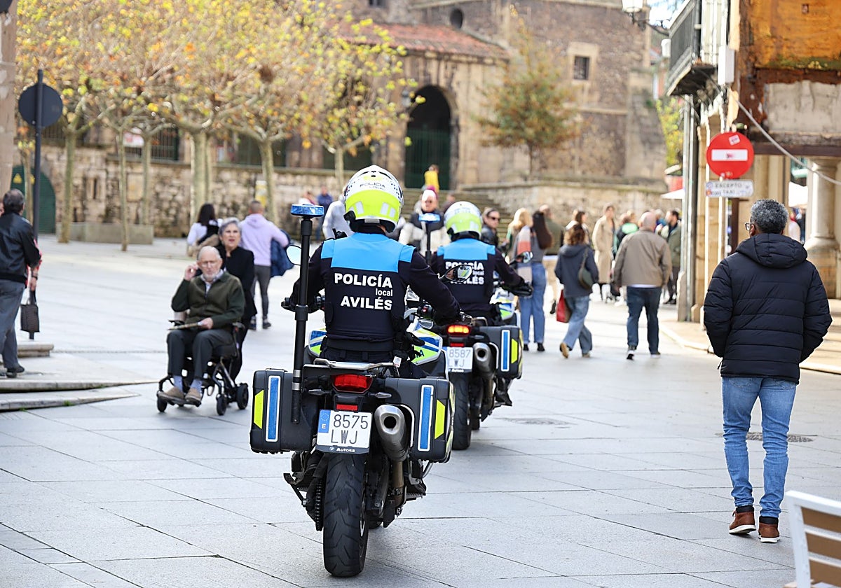 Agentes de la Policía Local de Avilés de patrulla.
