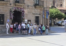 Un grupo de turistas en la entrada del Hotel Palacio de Avilés Affiliated by Meliá este verano.