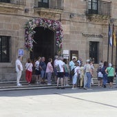 Un grupo de turistas en la entrada del Hotel Palacio de Avilés Affiliated by Meliá este verano.