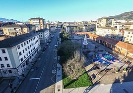 Plaza lago Enol, en Ventanielles, uno de los barrios de Oviedo con más viviendas vacías en la capital.
