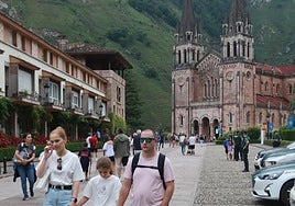 Una familia pasea por el Real Sitio de Covadonga, uno de los lugares más visitados de Asturias.