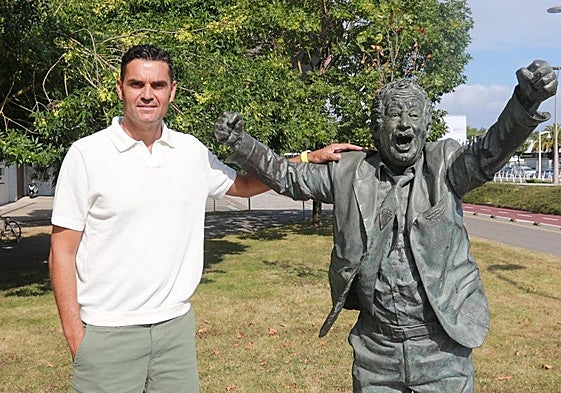 Juan Pablo posa junto a la estatua del que fuera su entrenador, Manolo Preciado.