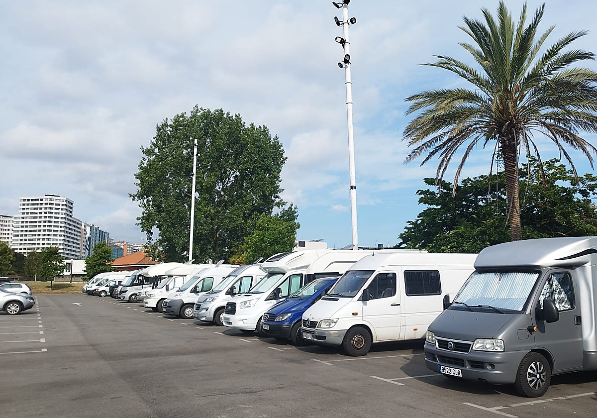 Autocaravanas estacionadas este domingo en el parque Hermanos Castro.