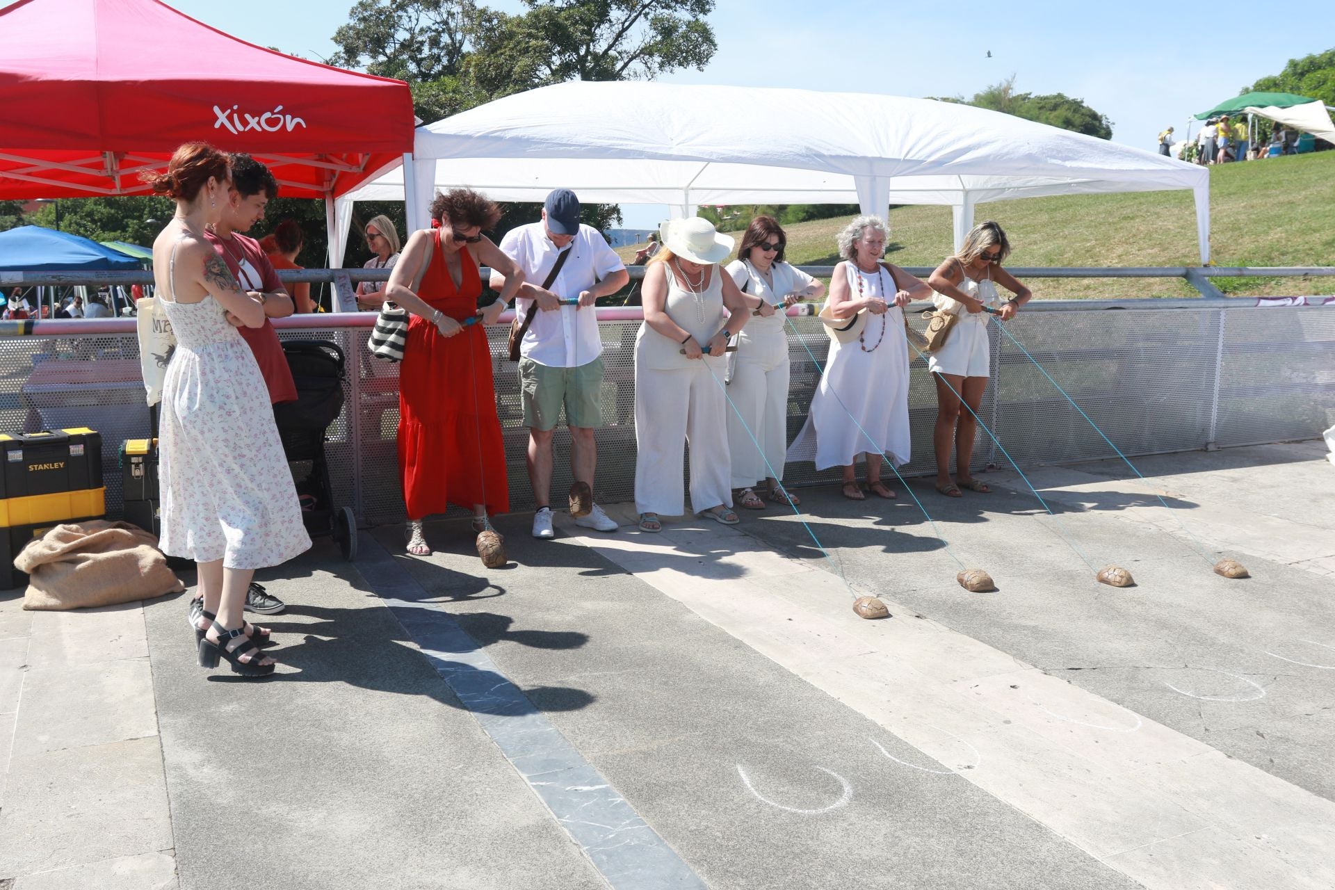 Juegos tradicionales y desfile por el Día de Asturias en Gijón