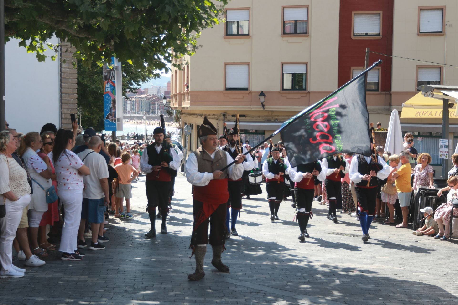 Juegos tradicionales y desfile por el Día de Asturias en Gijón