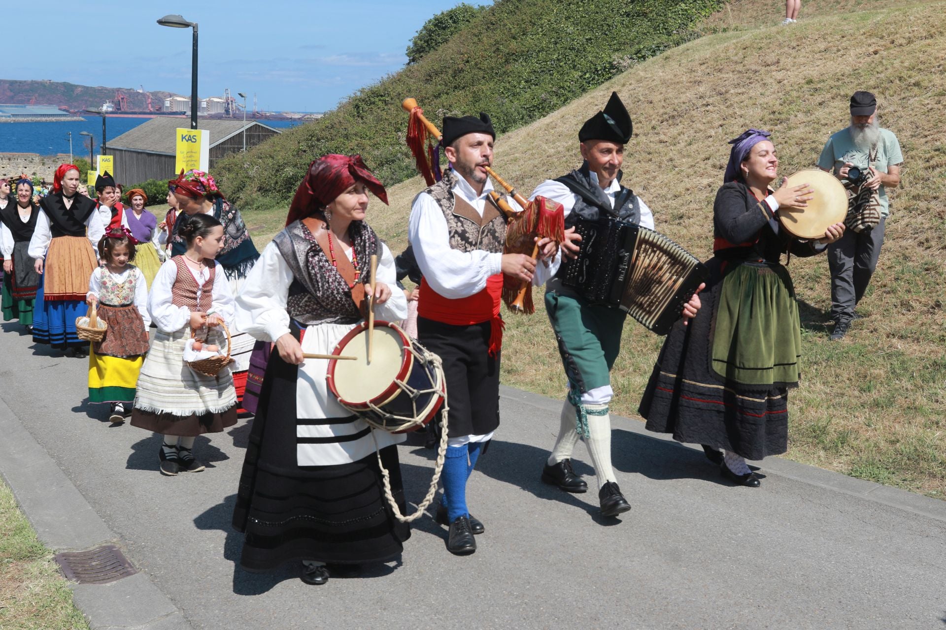 Juegos tradicionales y desfile por el Día de Asturias en Gijón