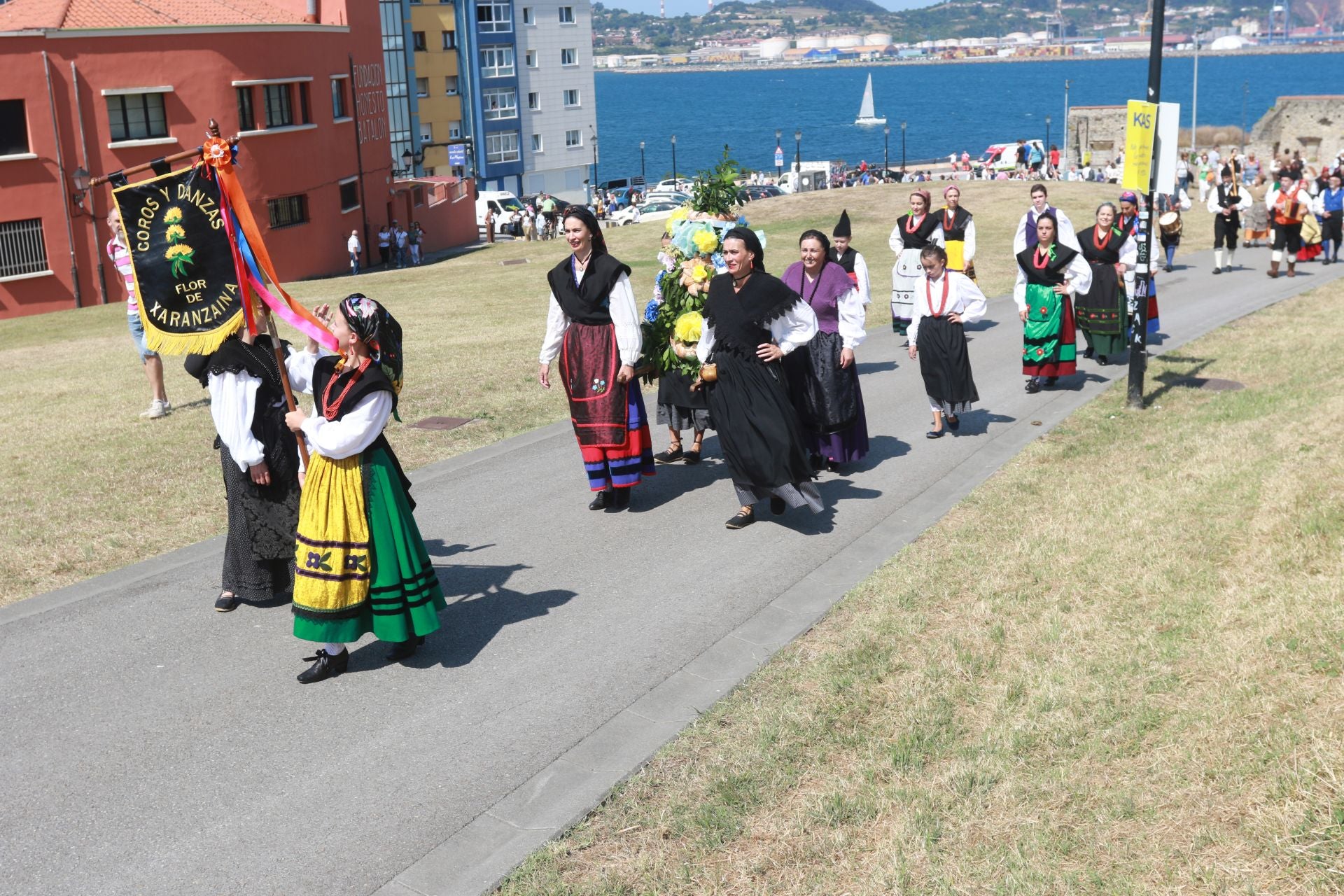 Juegos tradicionales y desfile por el Día de Asturias en Gijón