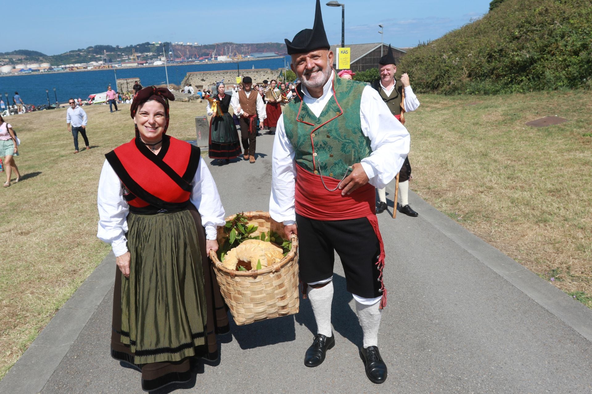 Juegos tradicionales y desfile por el Día de Asturias en Gijón