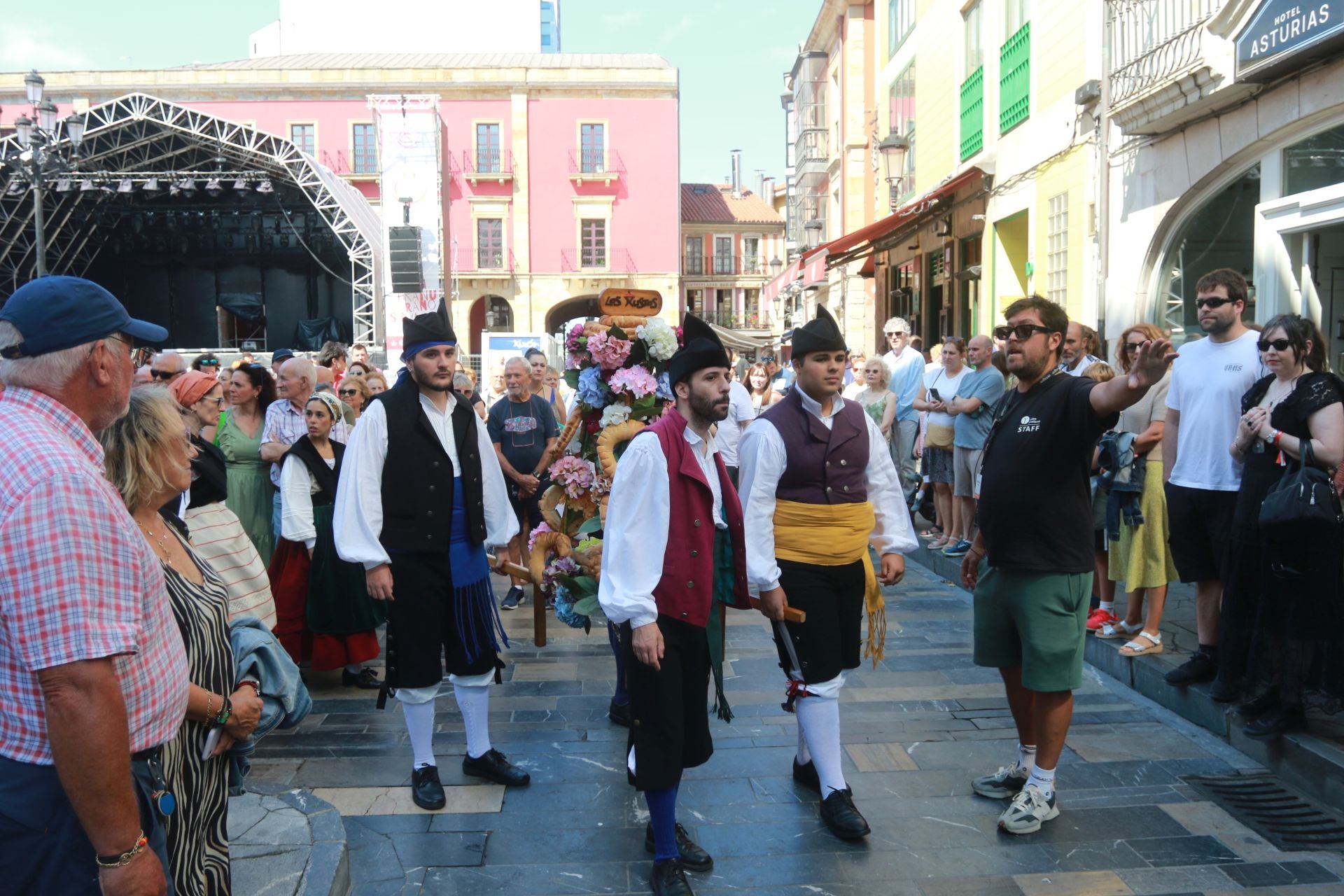 Juegos tradicionales y desfile por el Día de Asturias en Gijón