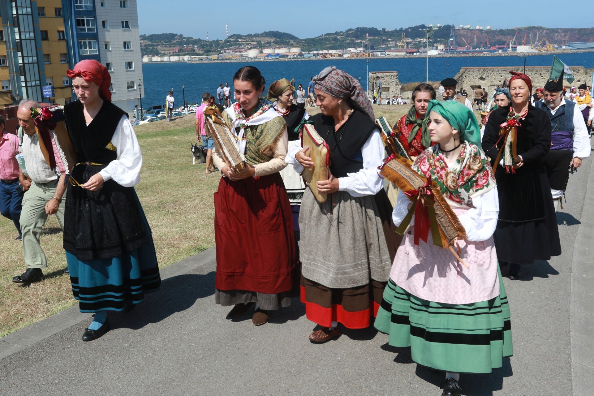 Juegos tradicionales y desfile por el Día de Asturias en Gijón