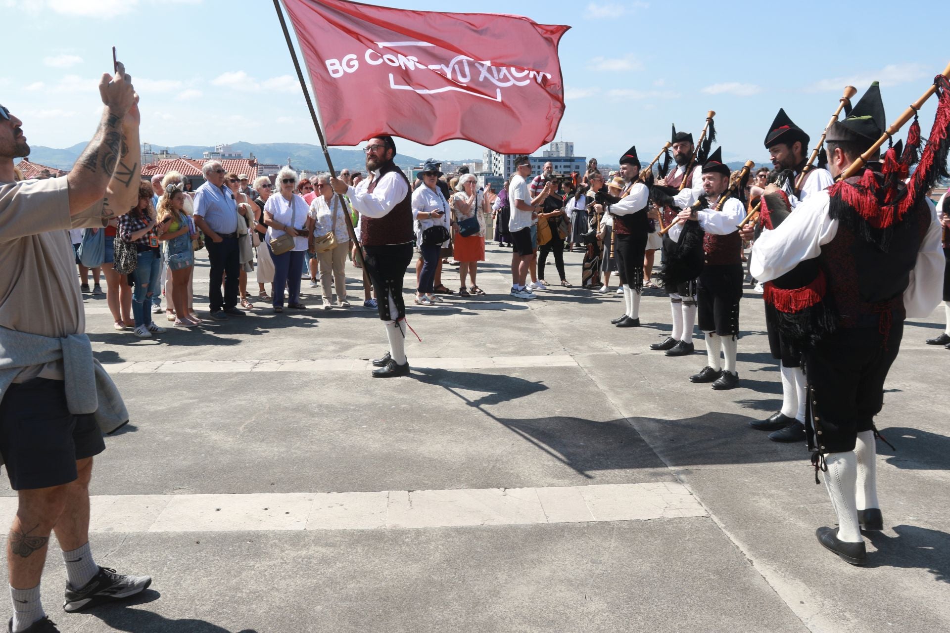 Juegos tradicionales y desfile por el Día de Asturias en Gijón