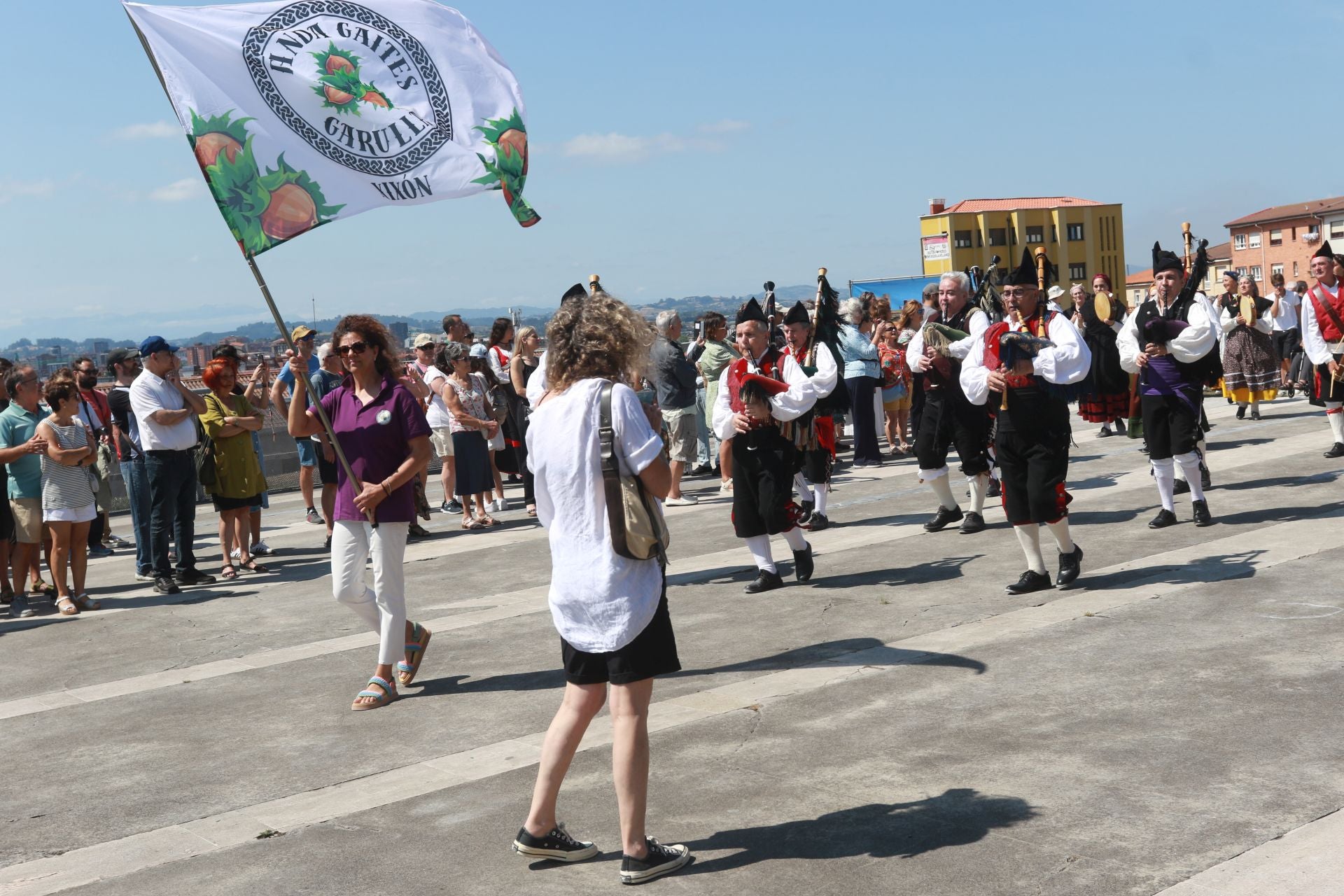 Juegos tradicionales y desfile por el Día de Asturias en Gijón