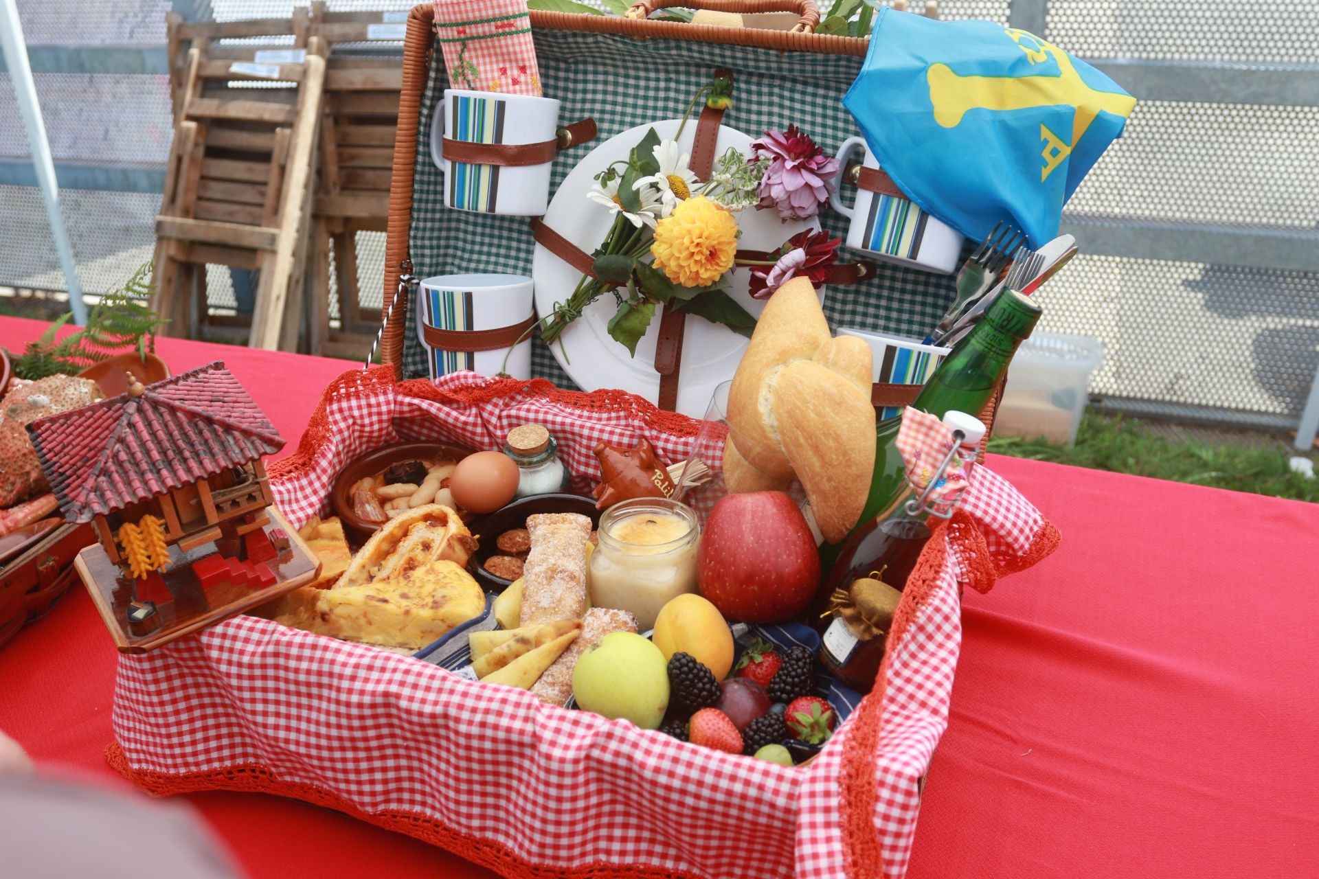 Juegos tradicionales y desfile por el Día de Asturias en Gijón