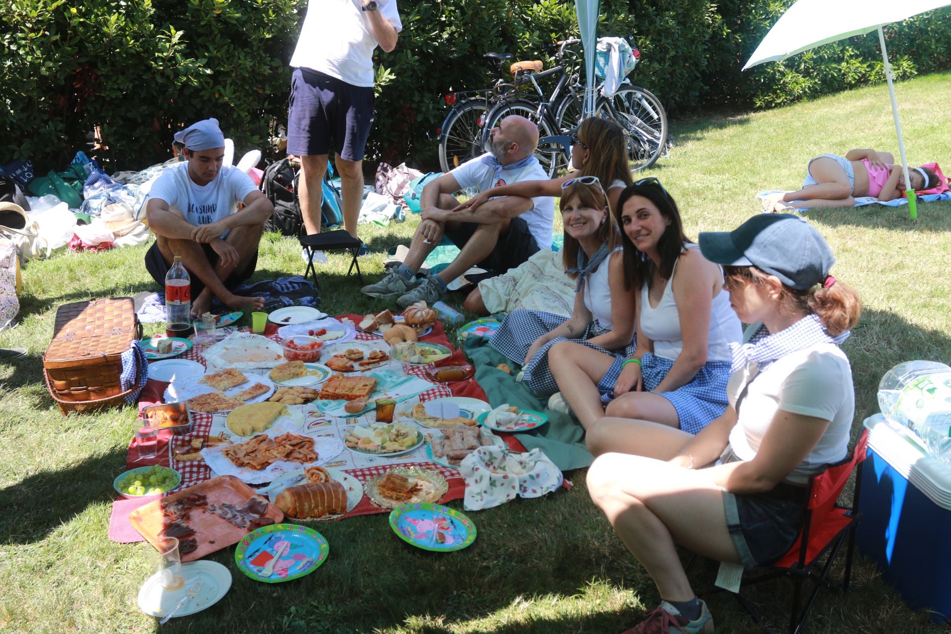 Juegos tradicionales y desfile por el Día de Asturias en Gijón