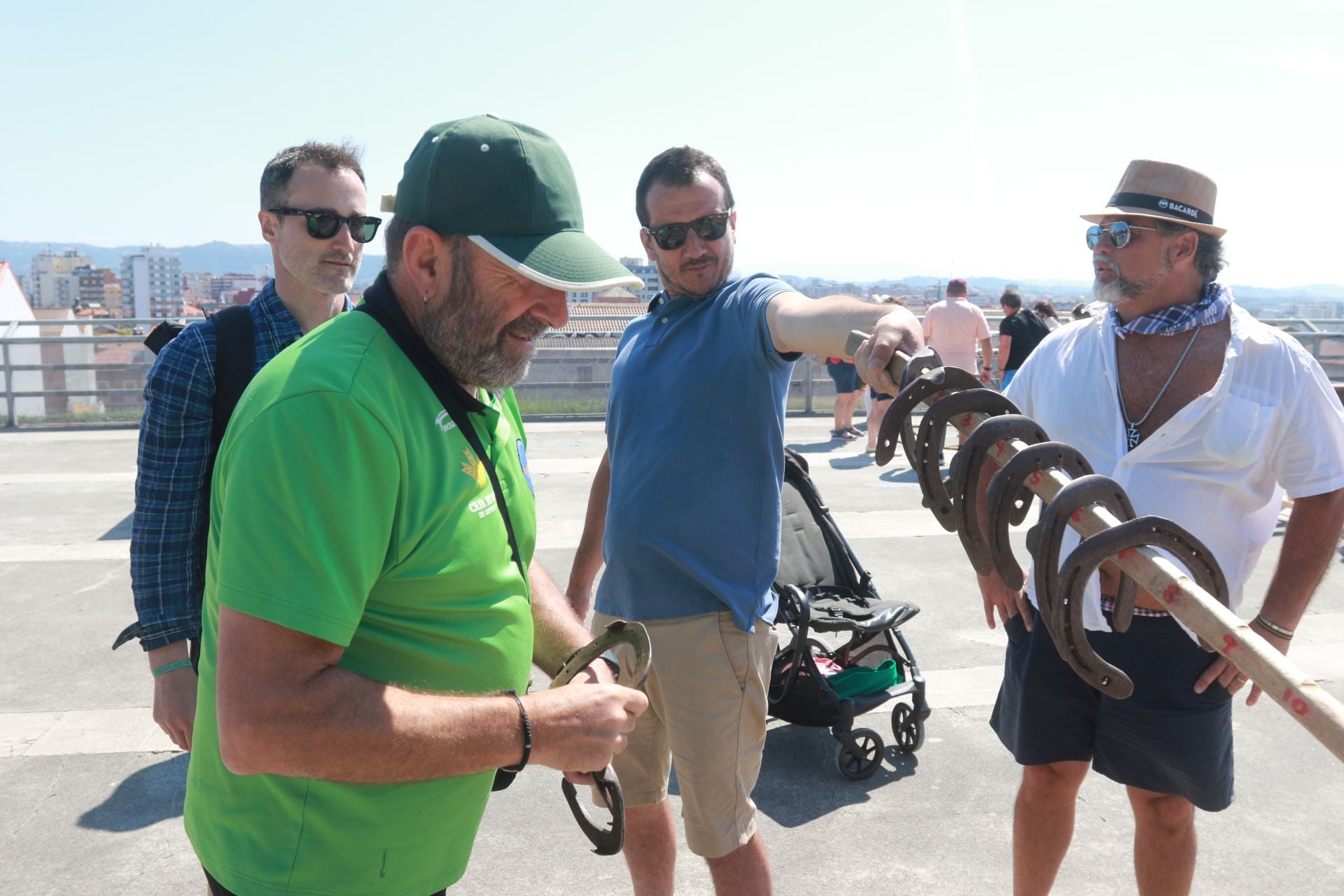 Juegos tradicionales y desfile por el Día de Asturias en Gijón