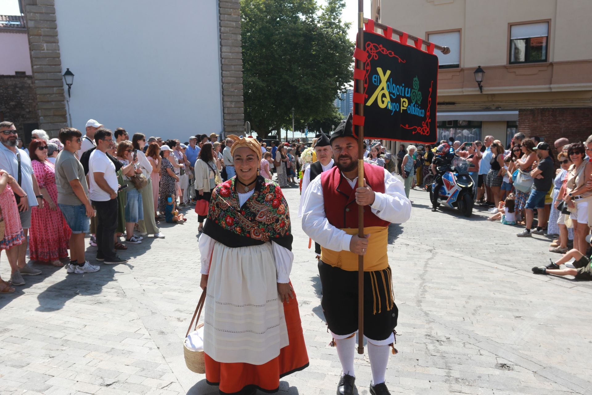 Juegos tradicionales y desfile por el Día de Asturias en Gijón