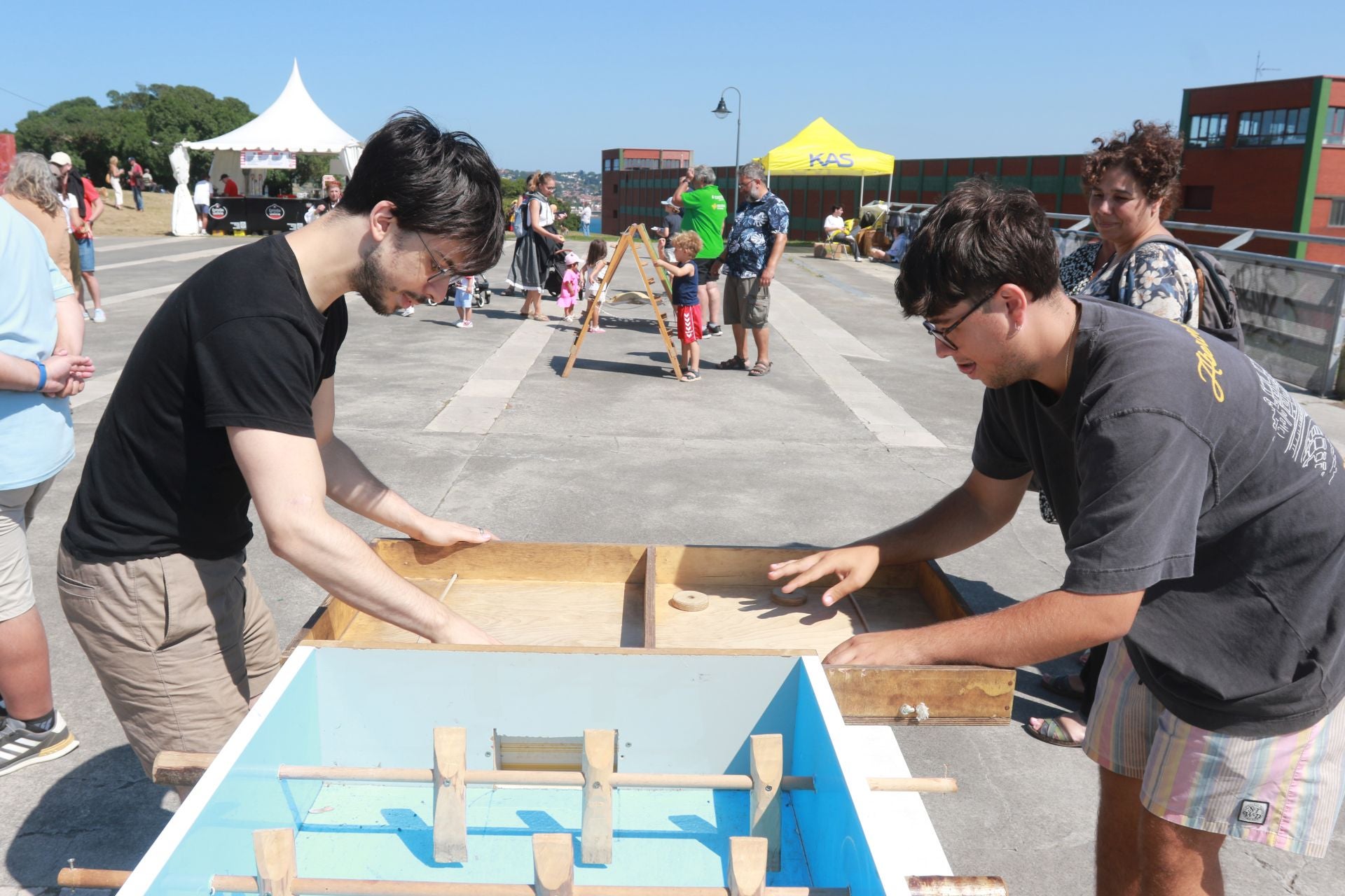 Juegos tradicionales y desfile por el Día de Asturias en Gijón