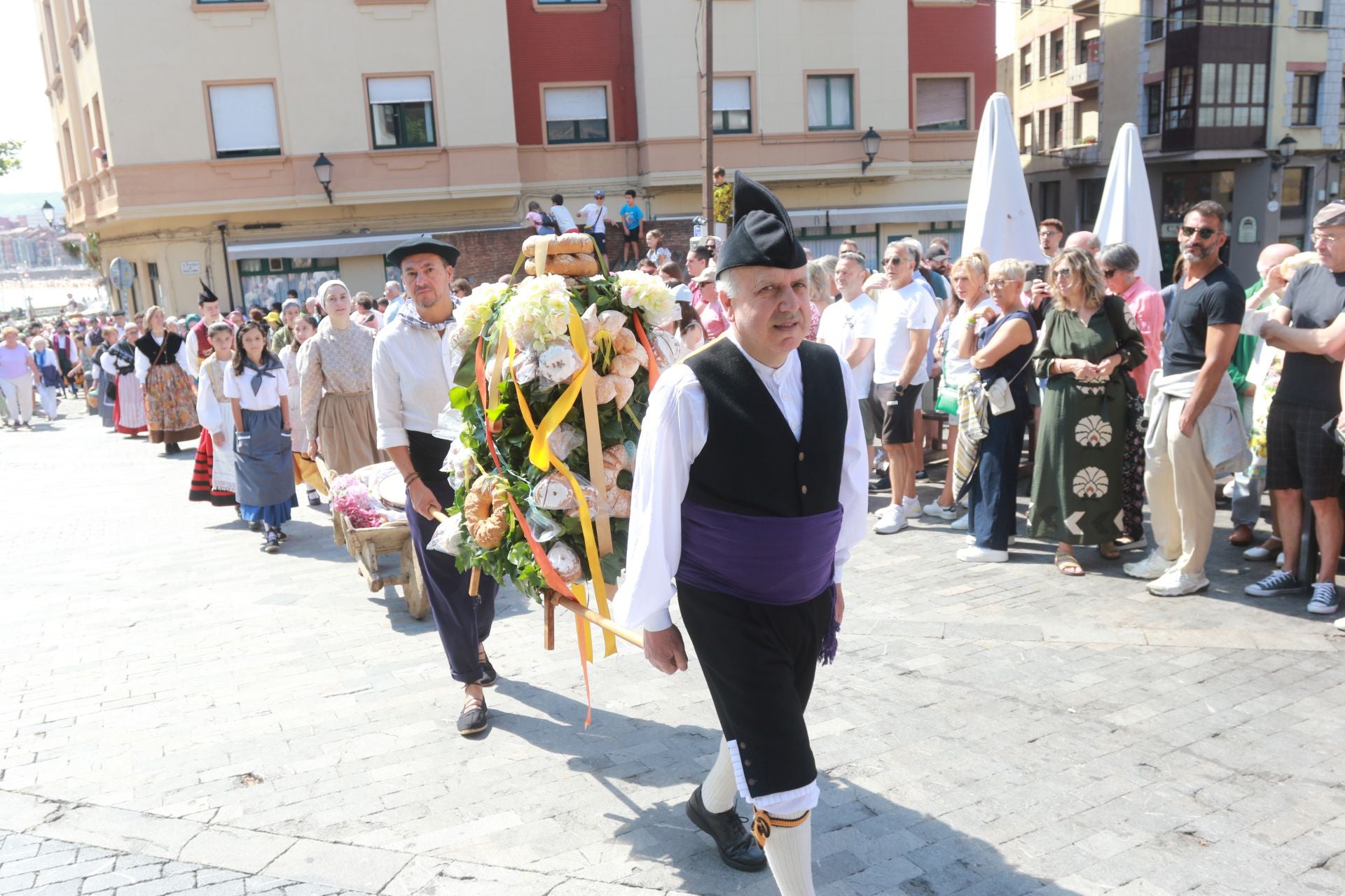 Juegos tradicionales y desfile por el Día de Asturias en Gijón