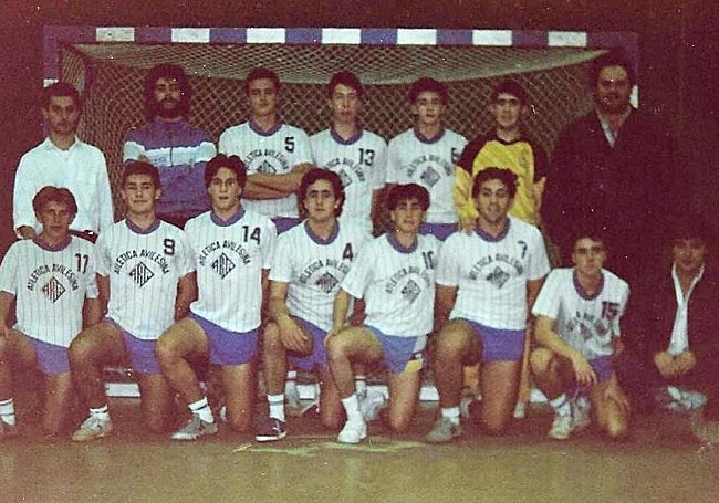 Equipo de balonmano de la Asociación Atlética Avilesina en los años ochenta.