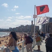Bandera roja por presencia de carabelas portuguesas en la playa de San Lorenzo de Gijón.