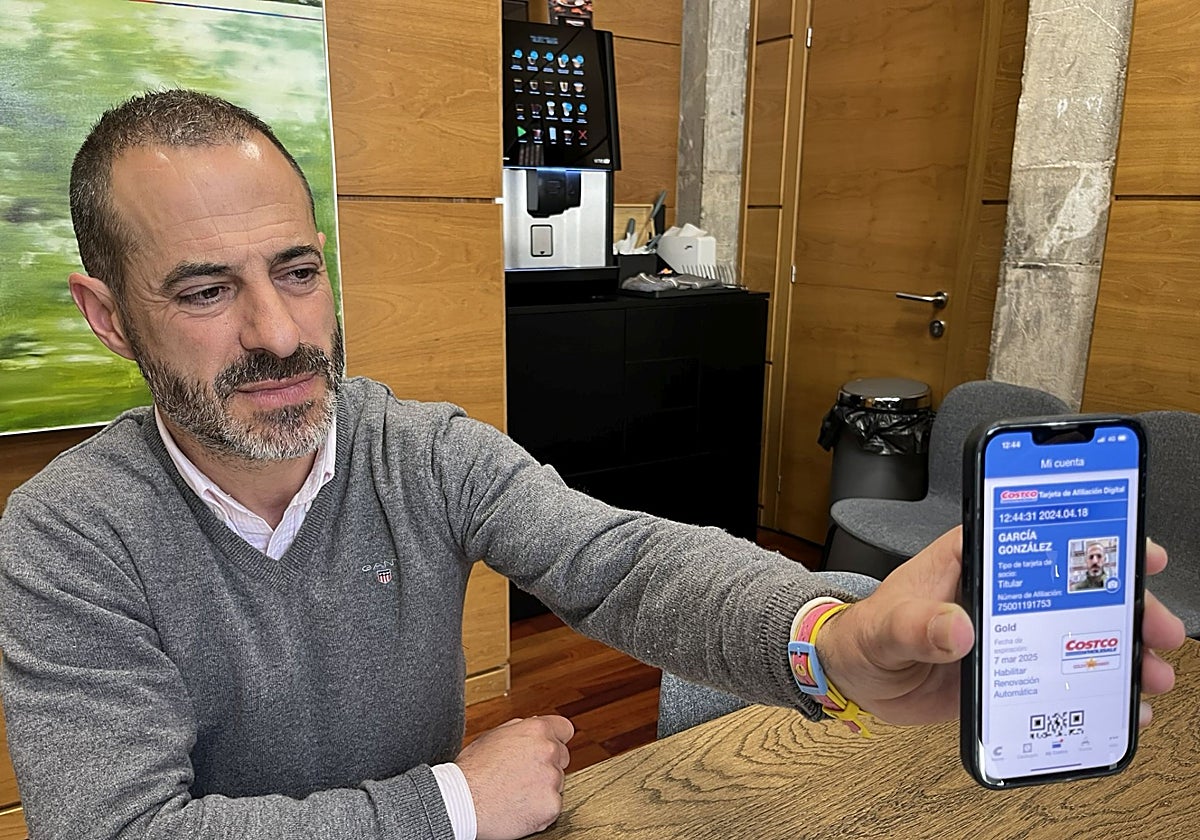 El alcalde de Siero, Ángel García, 'Cepi', muestra su carné de socio de Costco.