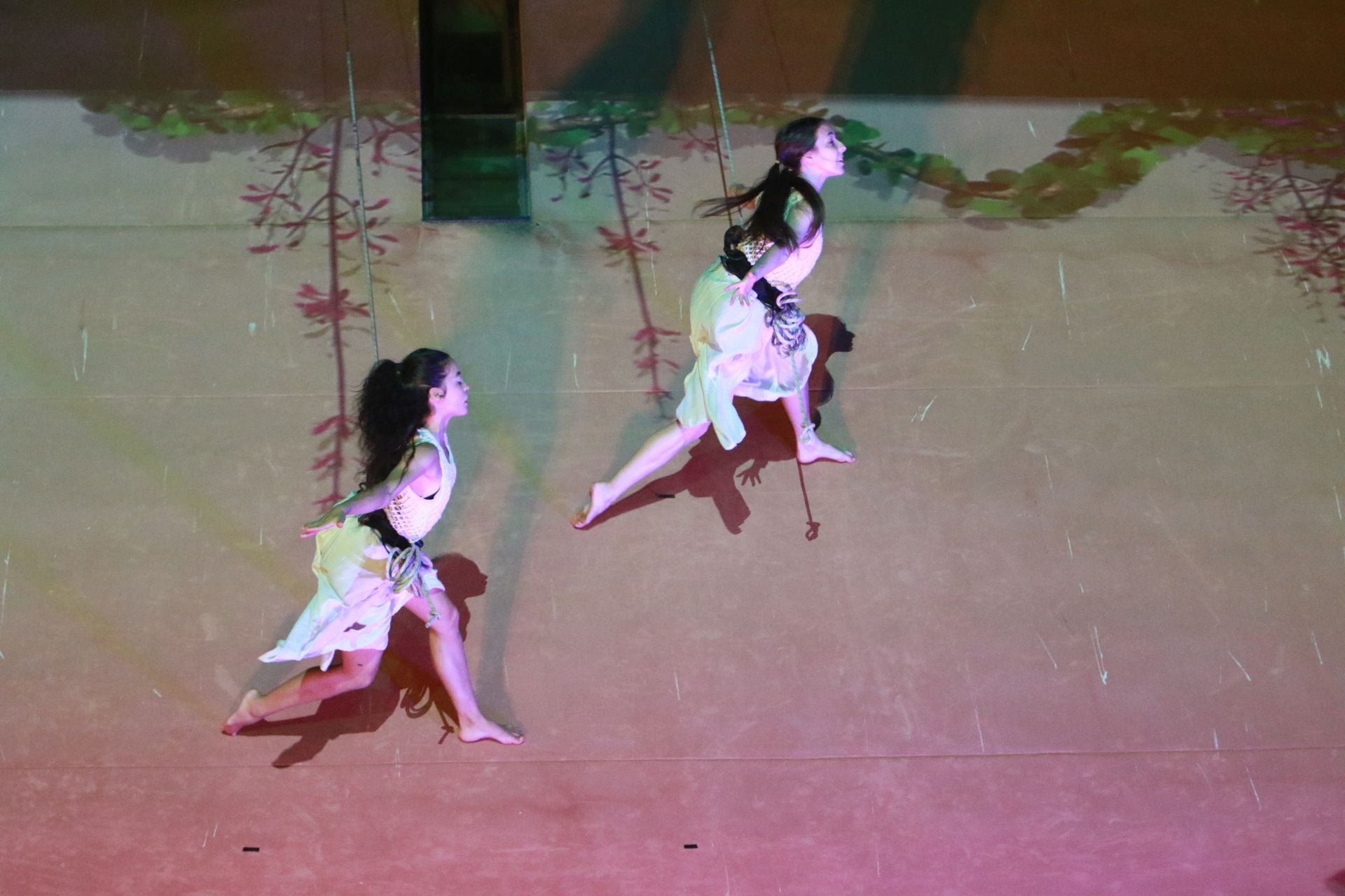 Laglo Zirkodantza se cuelga de la torre del reloj de Gijón