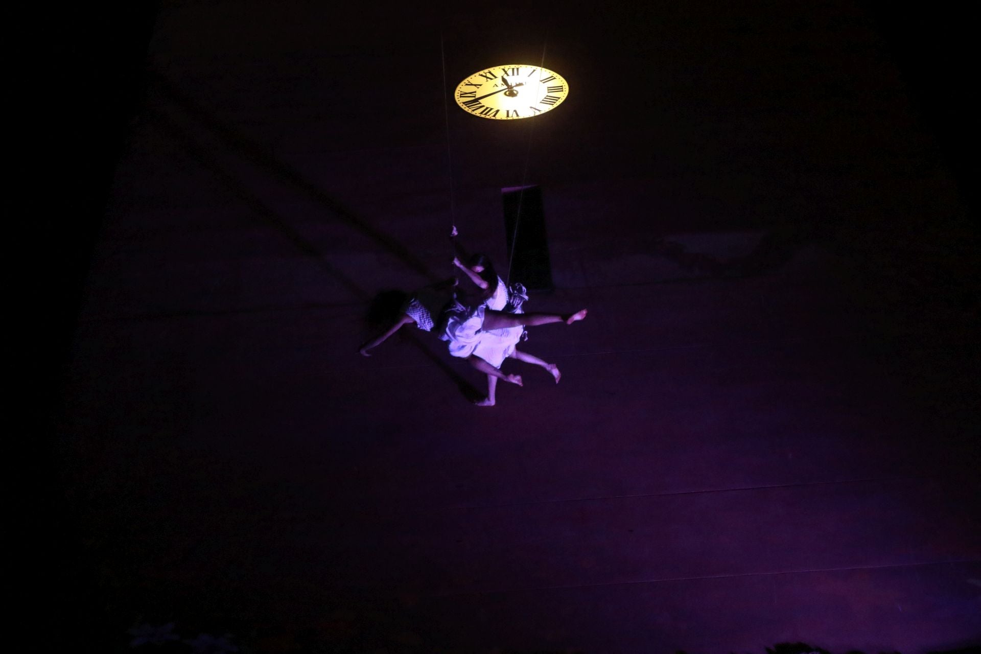 Laglo Zirkodantza se cuelga de la torre del reloj de Gijón