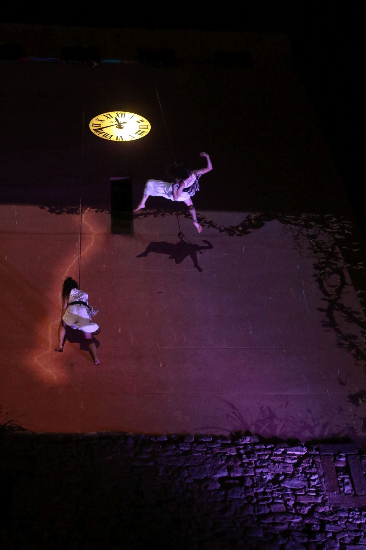 Laglo Zirkodantza se cuelga de la torre del reloj de Gijón