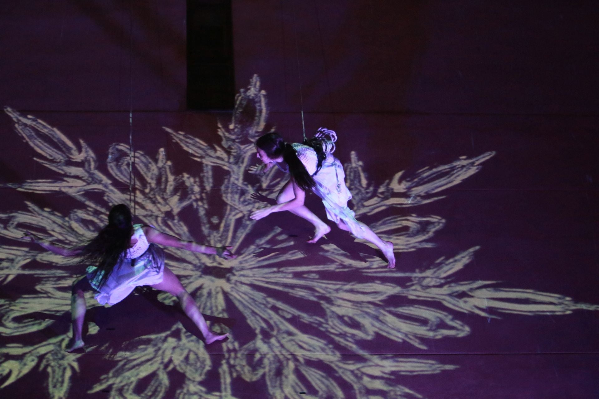 Laglo Zirkodantza se cuelga de la torre del reloj de Gijón