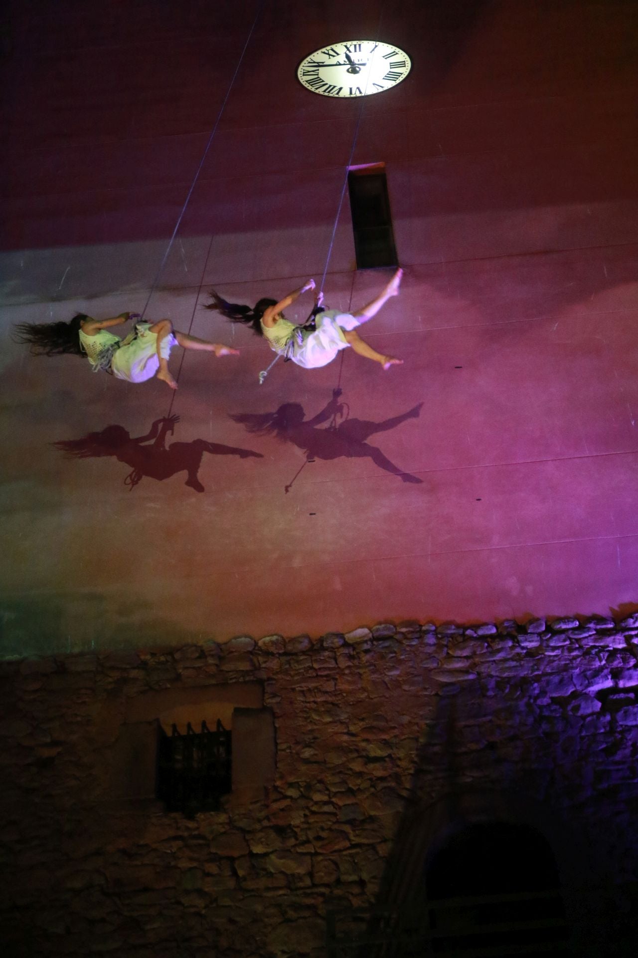 Laglo Zirkodantza se cuelga de la torre del reloj de Gijón