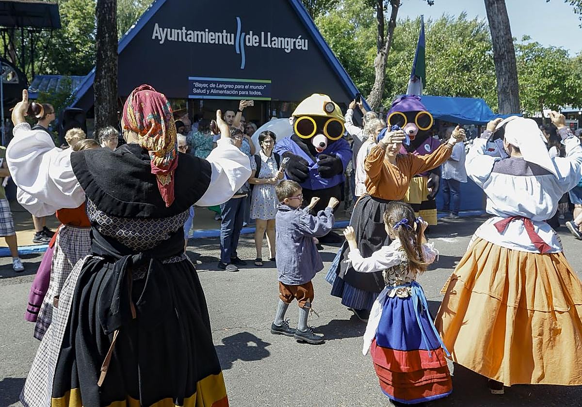 Samu y Samina encabezaban la delegación langreana.