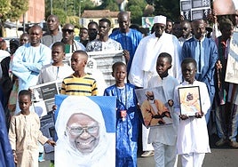 Un grupo de senegaleses exhiben imágenes de su líder actual.
